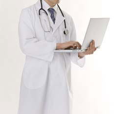 Doctor con portátil